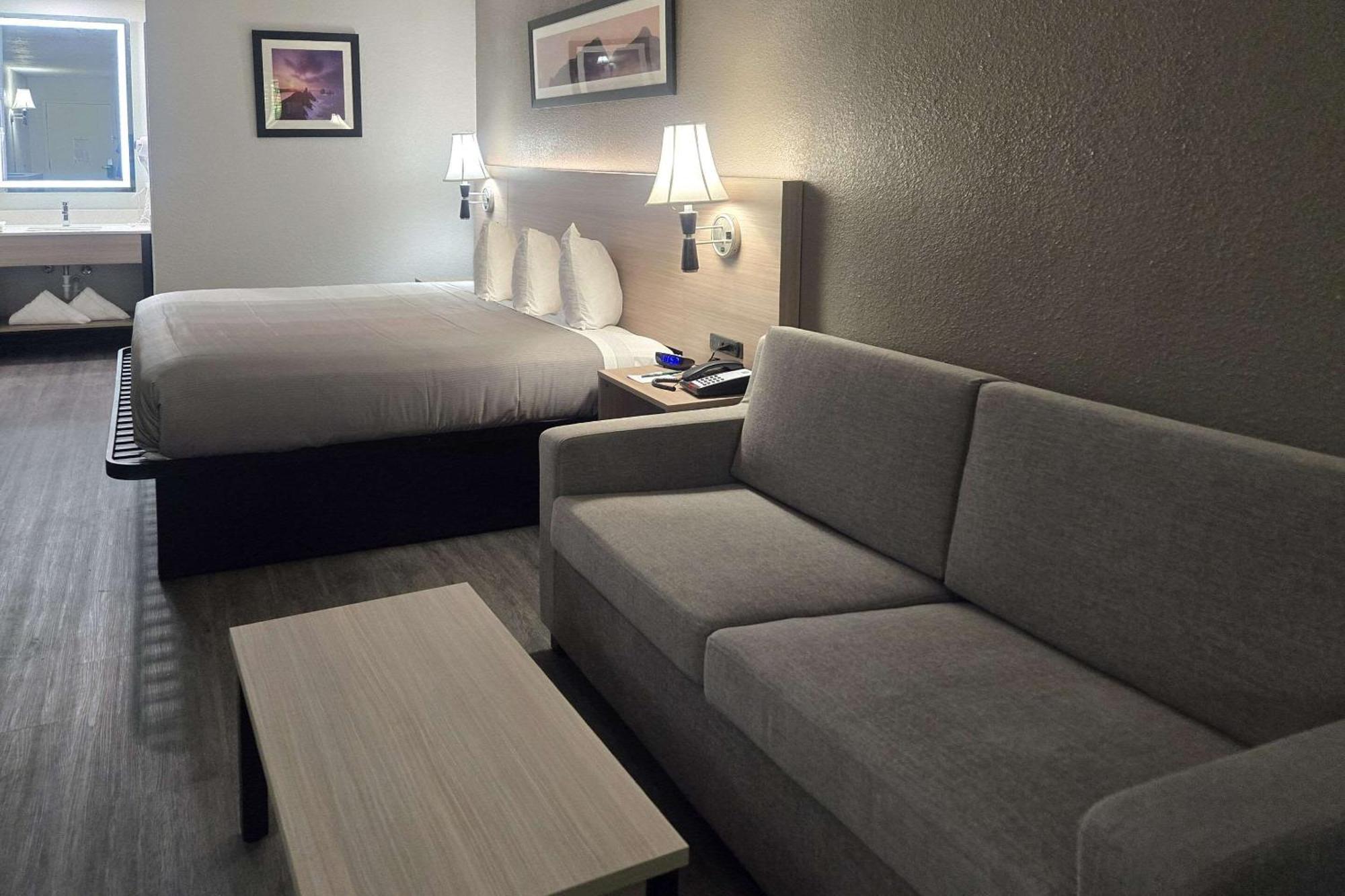 Quality Inn & Suites Albuquerque Exterior photo